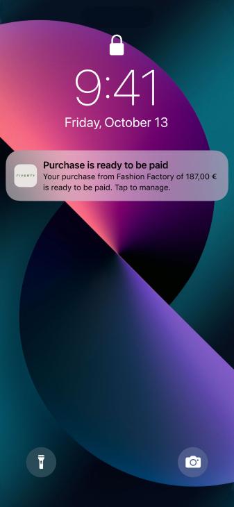 Tela de smartphone mostrando uma notificação de compra pronta para ser paga com Adyen
